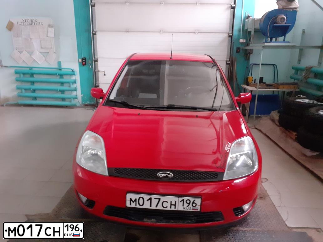 Фото автомобиля FORD FIESTA / ASPIRE, 2005 — госномер М017СН196. Цвет: Красный