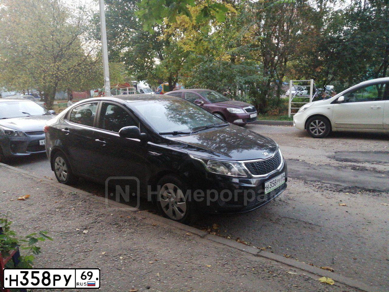 Фото автомобиля KIA RIO, 2014 — госномер Н358РУ69. Цвет: ЧЕРНЫЙ