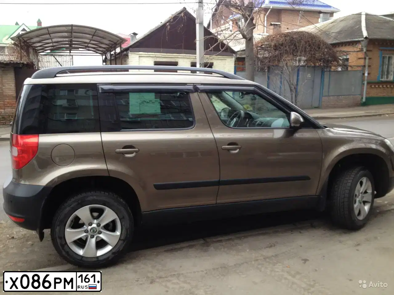 Фото автомобиля SKODA YETI, 2012 — госномер Х086РМ161. Цвет: Коричневый