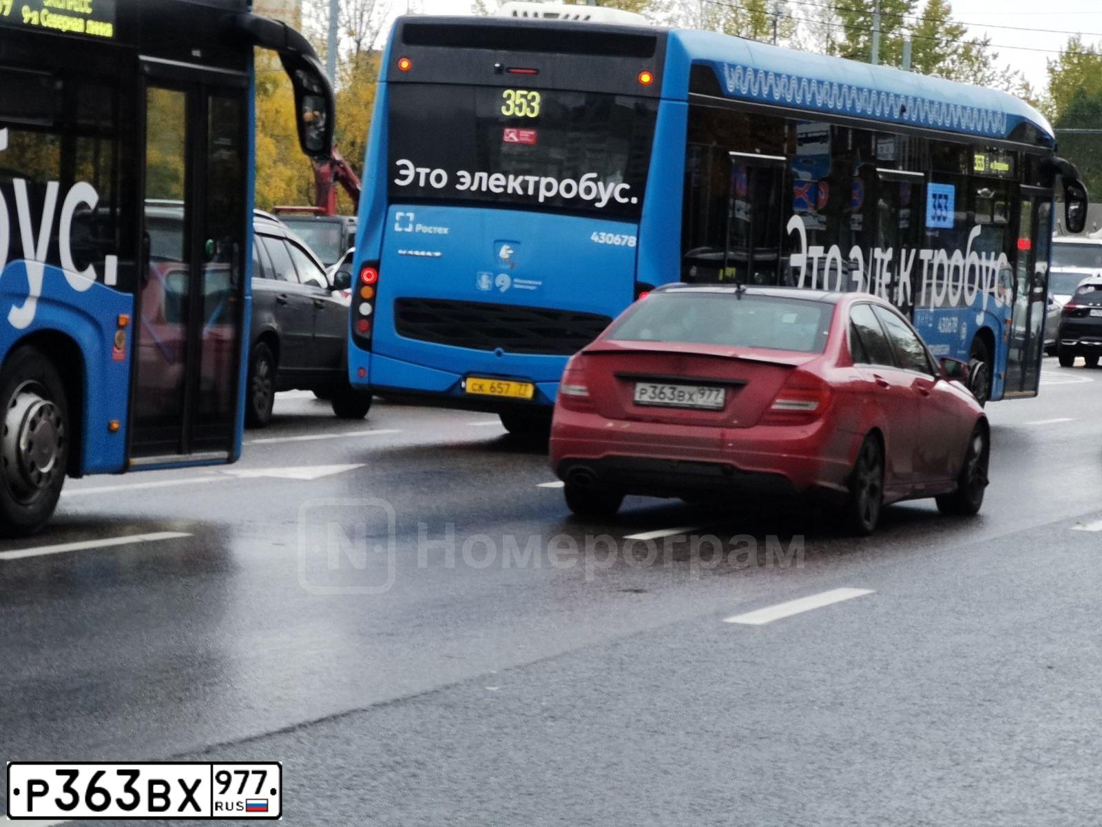 Фото автомобиля MERCEDES C-KLASSE, 2012 — госномер Р363ВХ977. Цвет: Красный