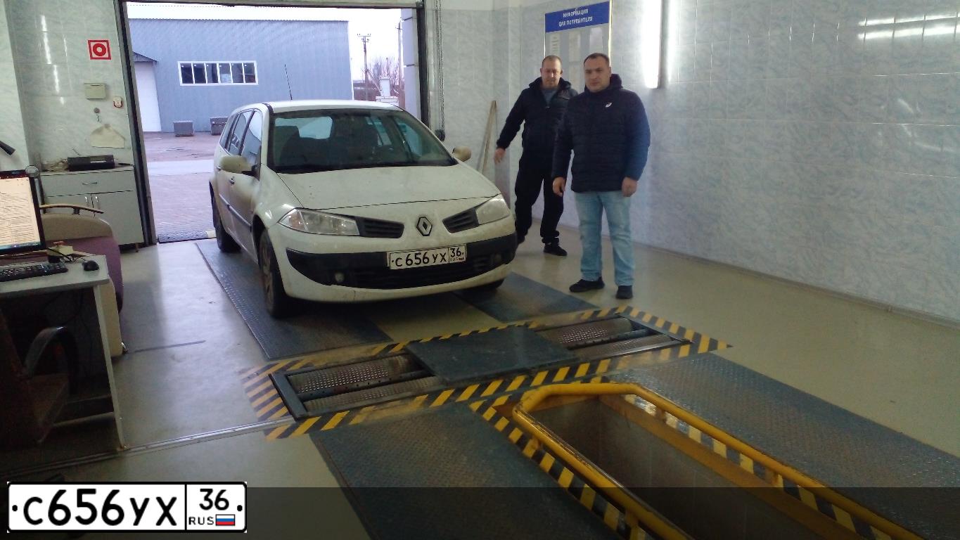 Фото автомобиля RENAULT MEGANE, 2007 — госномер С656УХ36. Цвет: БЕЛЫЙ
