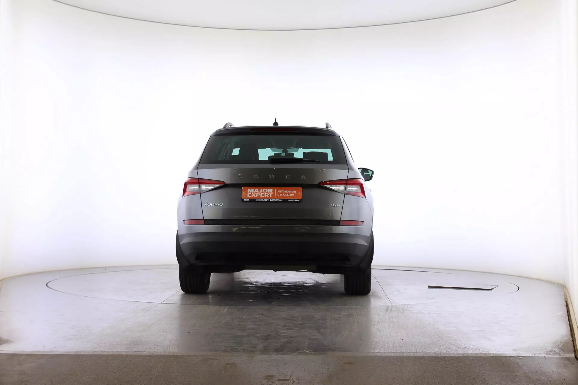 Фото автомобиля SKODA KODIAQ, 2019 — госномер Х641ОТ799. Цвет: ТЕМНО-СЕРЫЙ