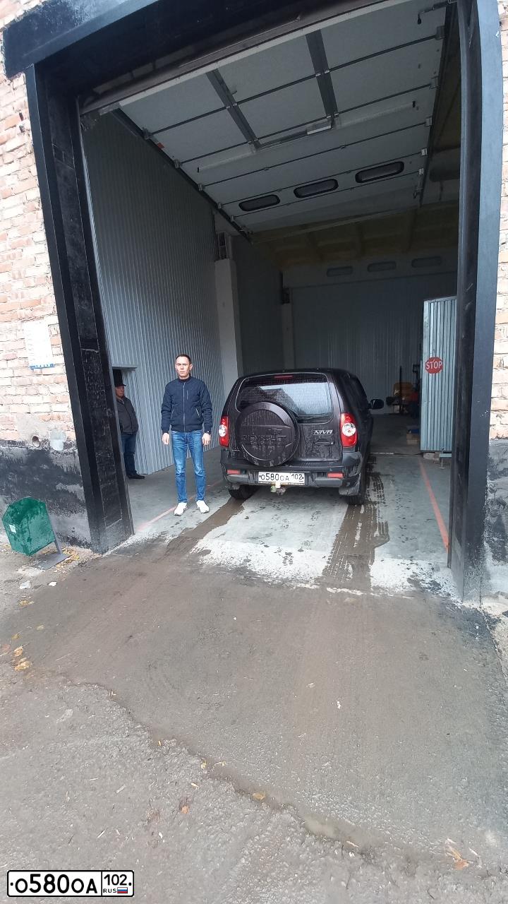 Фото автомобиля CHEVROLET NIVA, 2010 — госномер М020ХР102. Цвет: ТЕМНО-КОРИЧНЕВЫЙ МЕТАЛИК