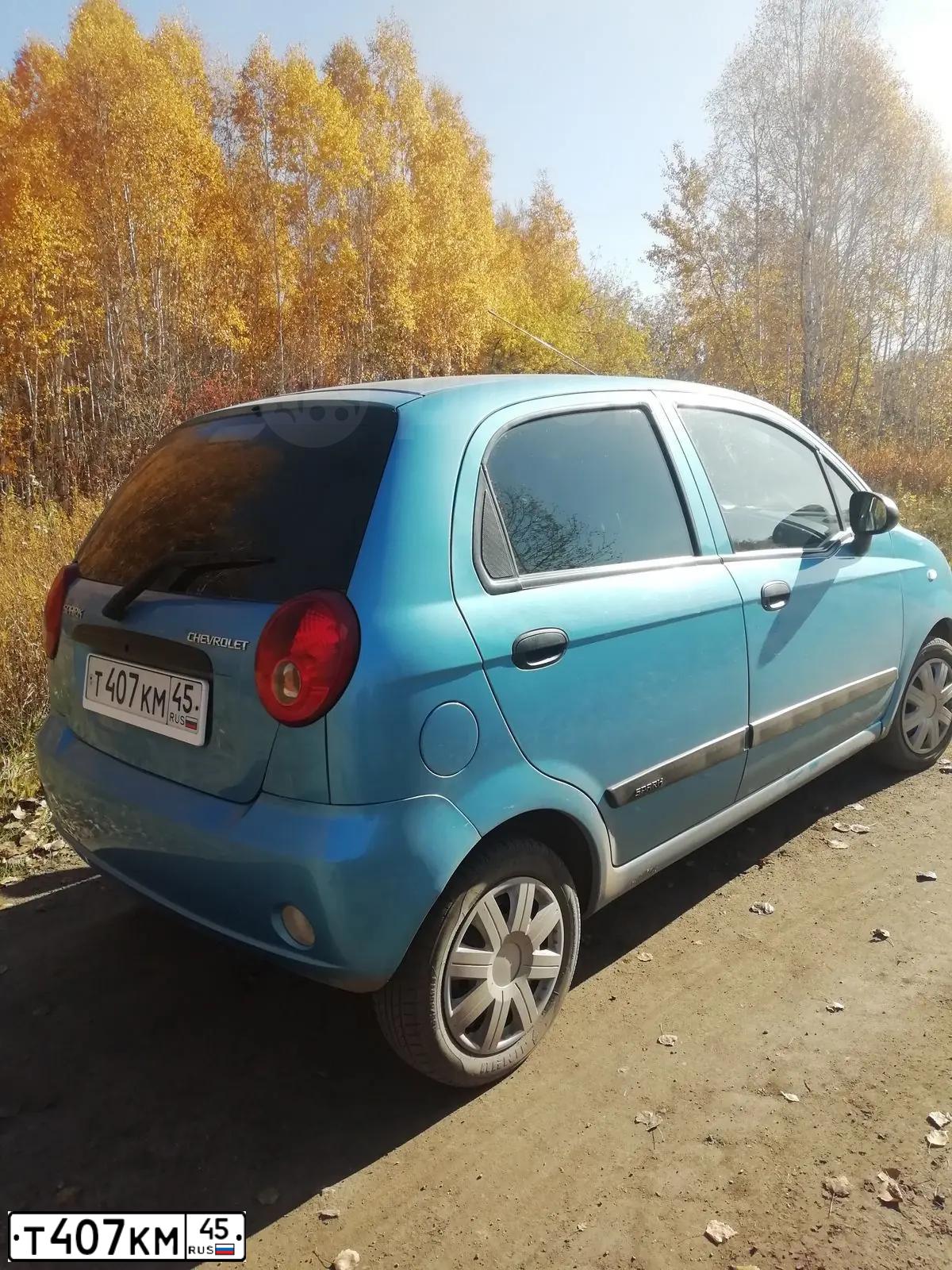 Фото автомобиля CHEVROLET SPARK, 2007 — госномер Т407КМ45. Цвет: СИНИЙ