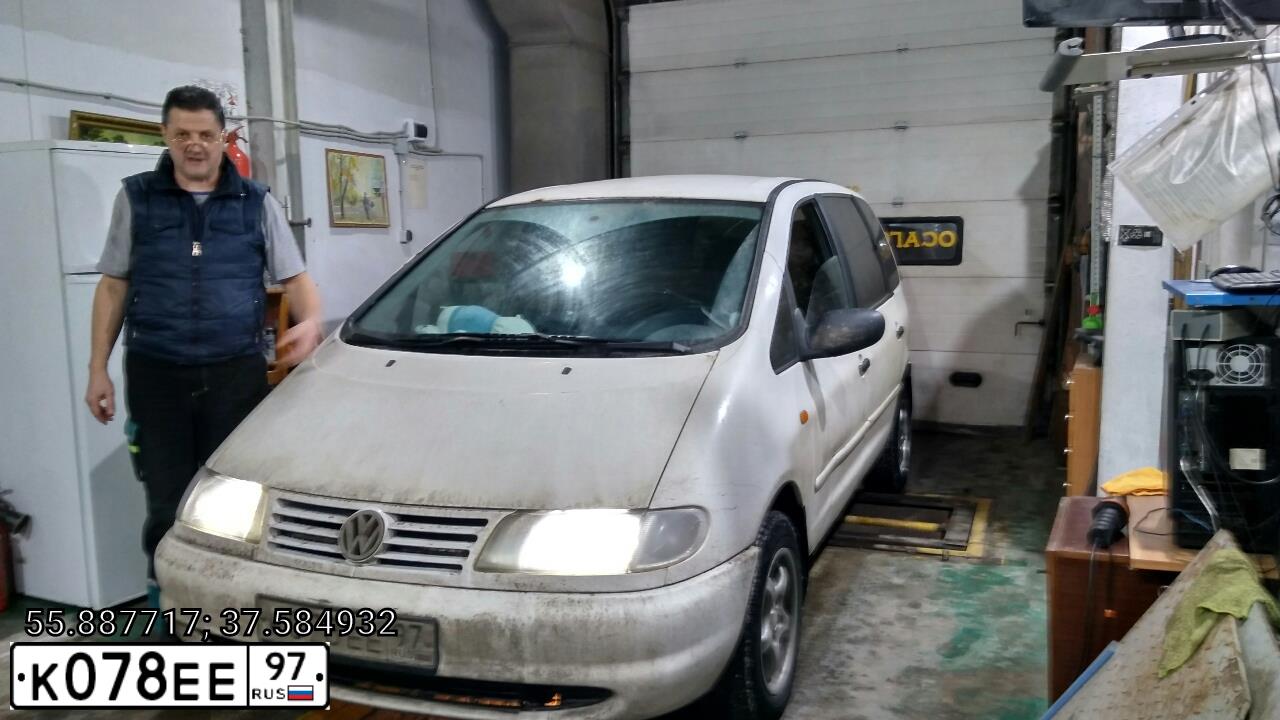 Фото автомобиля VOLKSWAGEN SHARAN, 1997 — госномер К078ЕЕ97. Цвет: Белый