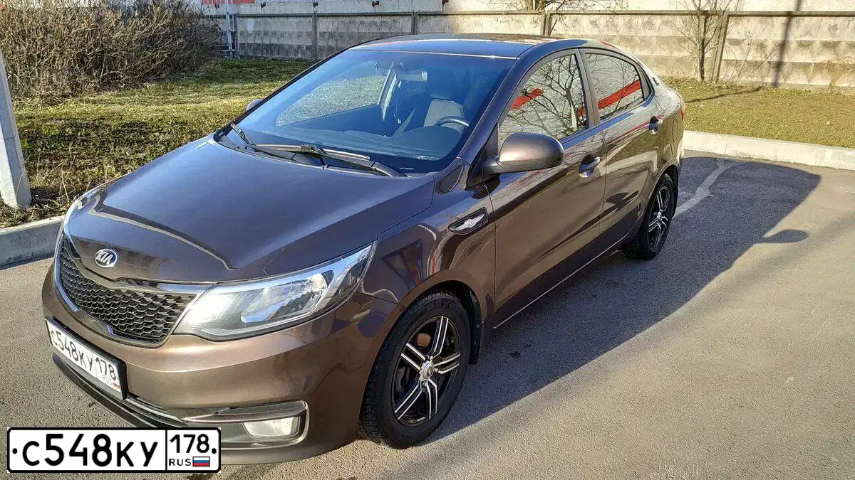 Фото автомобиля KIA RIO, 2015 — госномер С548КУ178. Цвет: Коричневый