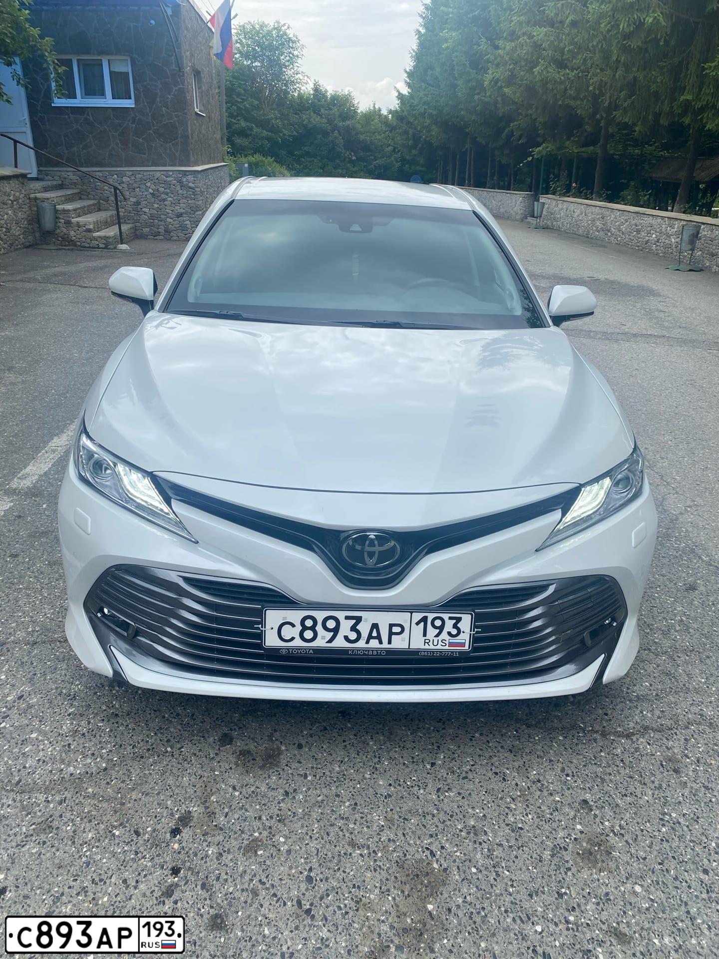 Фото автомобиля TOYOTA CAMRY, 2020 — госномер Е845ЕЕ09. Цвет: Белый