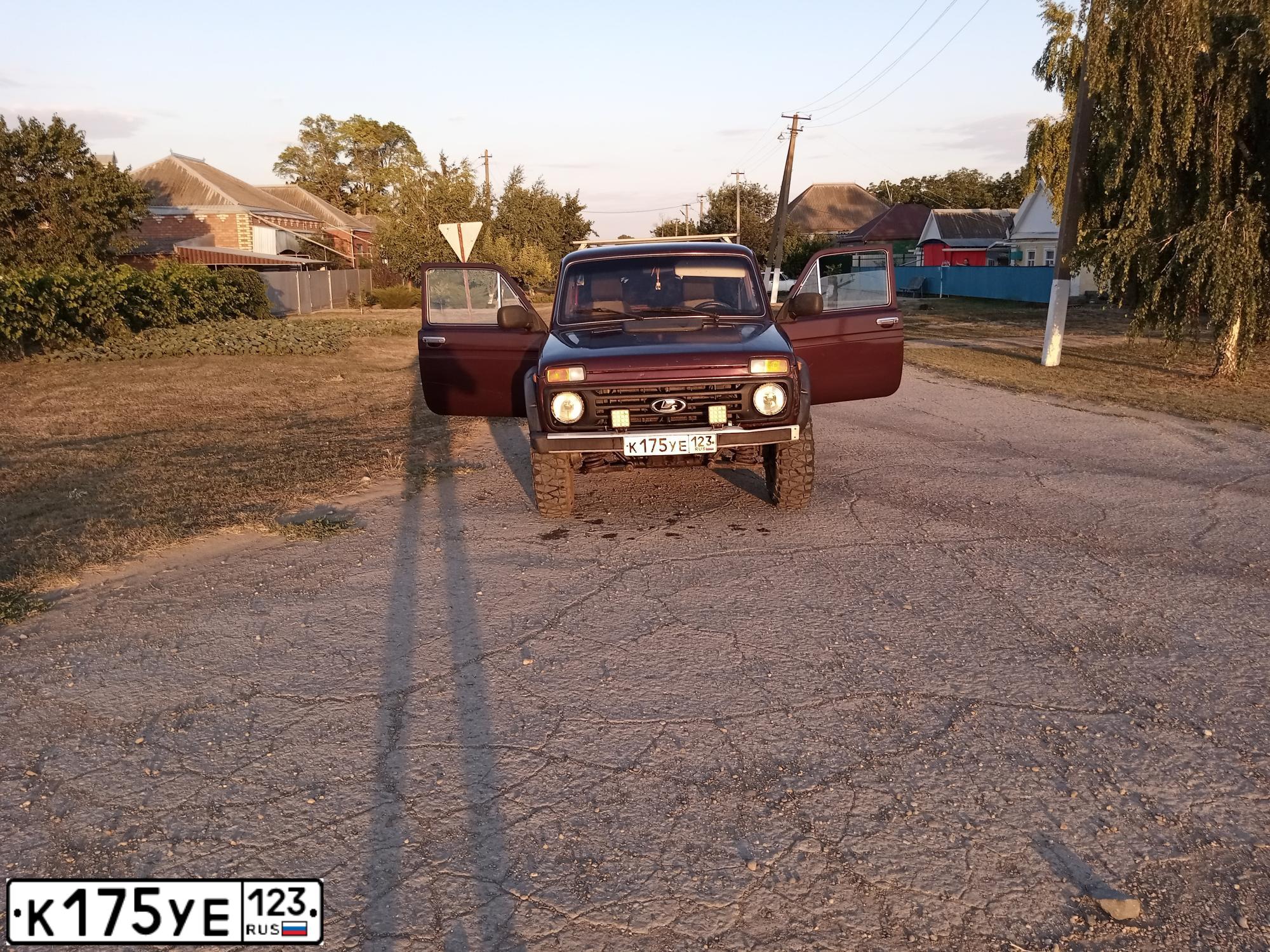 Фото автомобиля LADA 2121 NIVA, 1995 — госномер К175УЕ123. Цвет: КРАСНЫЙ