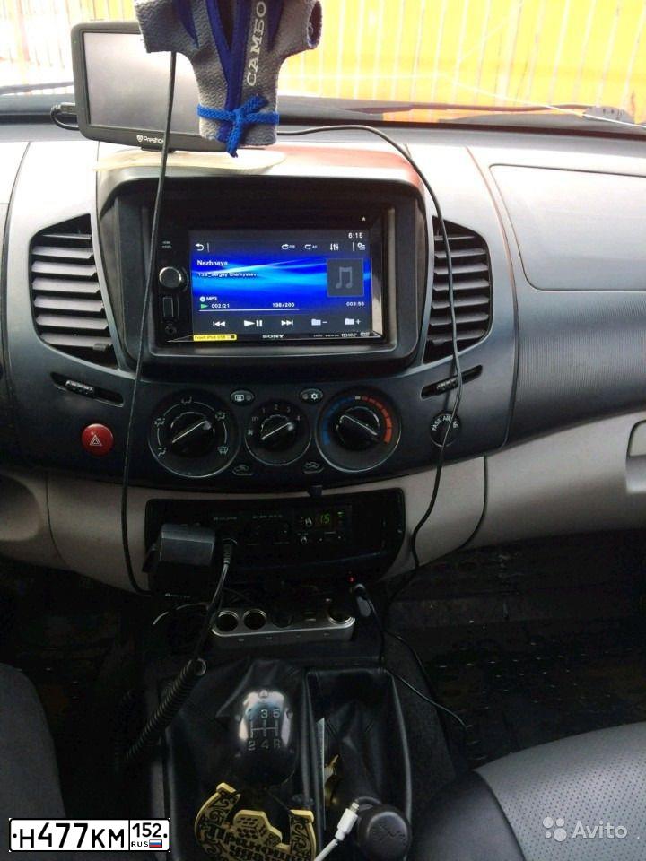 Фото автомобиля MITSUBISHI L 200, 2010 — госномер Х772ЕО65. Цвет: синий