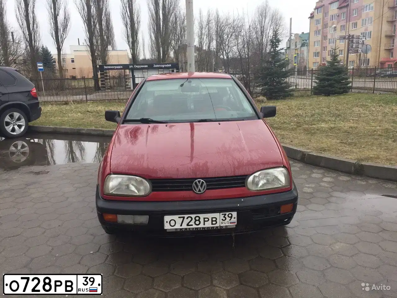 Фото автомобиля VOLKSWAGEN GOLF, 1992 — госномер С857ВВ39. Цвет: Красный