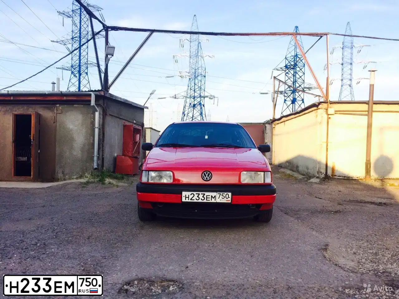 Фото автомобиля VOLKSWAGEN PASSAT, 1988 — госномер К212ХТ50. Цвет: Красный