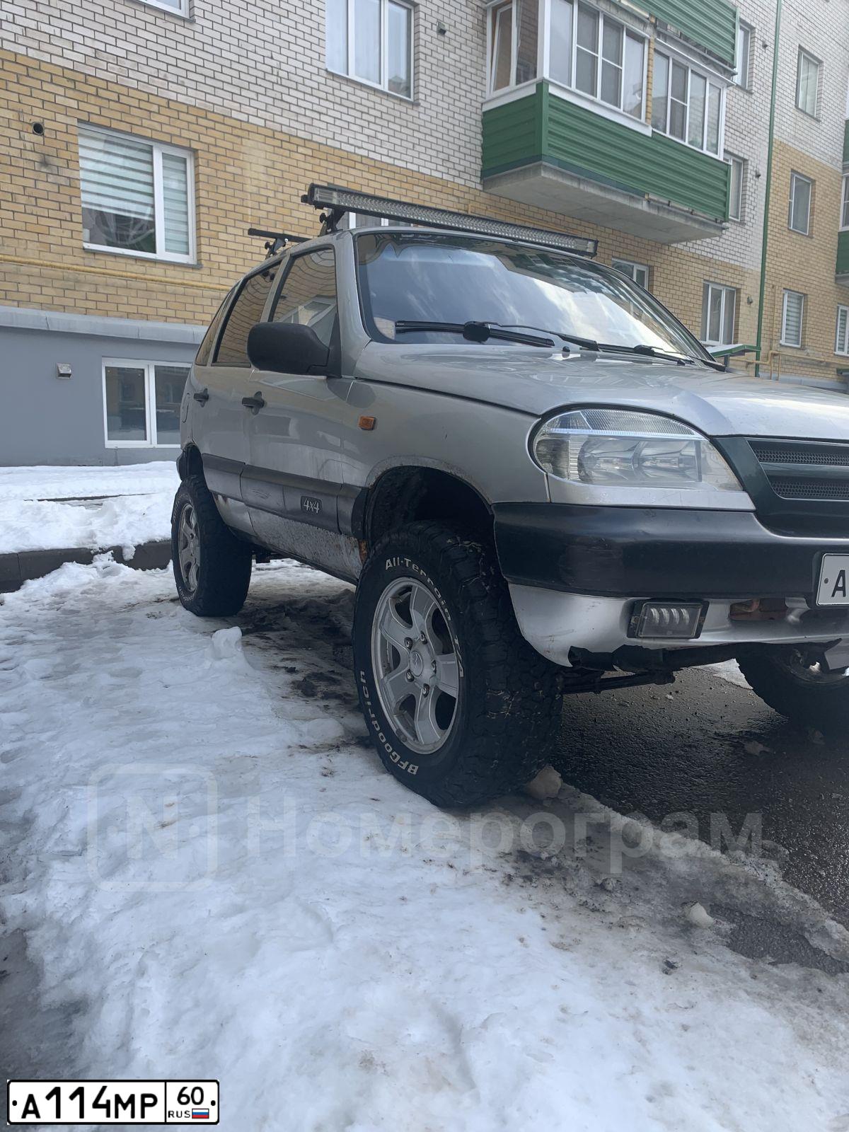 Фото автомобиля CHEVROLET NIVA, 2004 — госномер А114МР60. Цвет: СВЕТЛО-СЕРЕБРИСТЫЙ