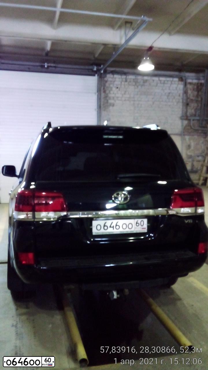 Фото автомобиля TOYOTA LANDCRUISER 200, 2015 — госномер О646ОО60. Цвет: ЧЕРНЫЙ
