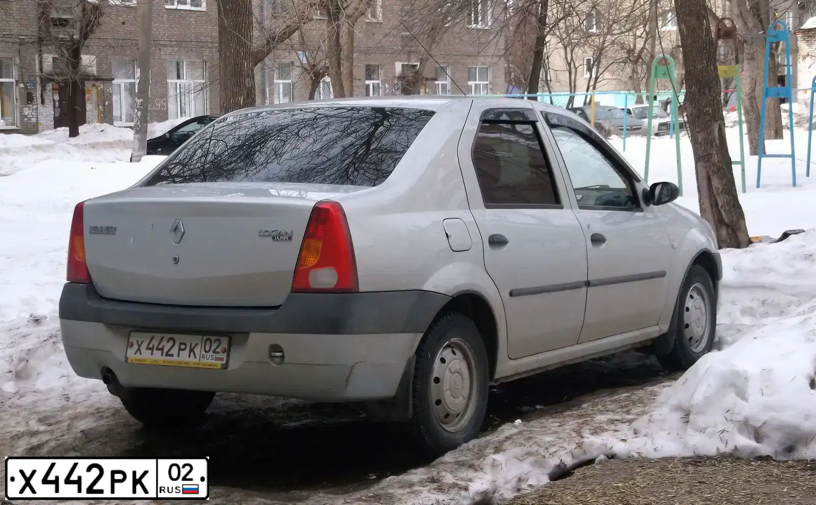 Фото автомобиля RENAULT LOGAN, 2006 — госномер Х442РК02. Цвет: СЕРЫЙ