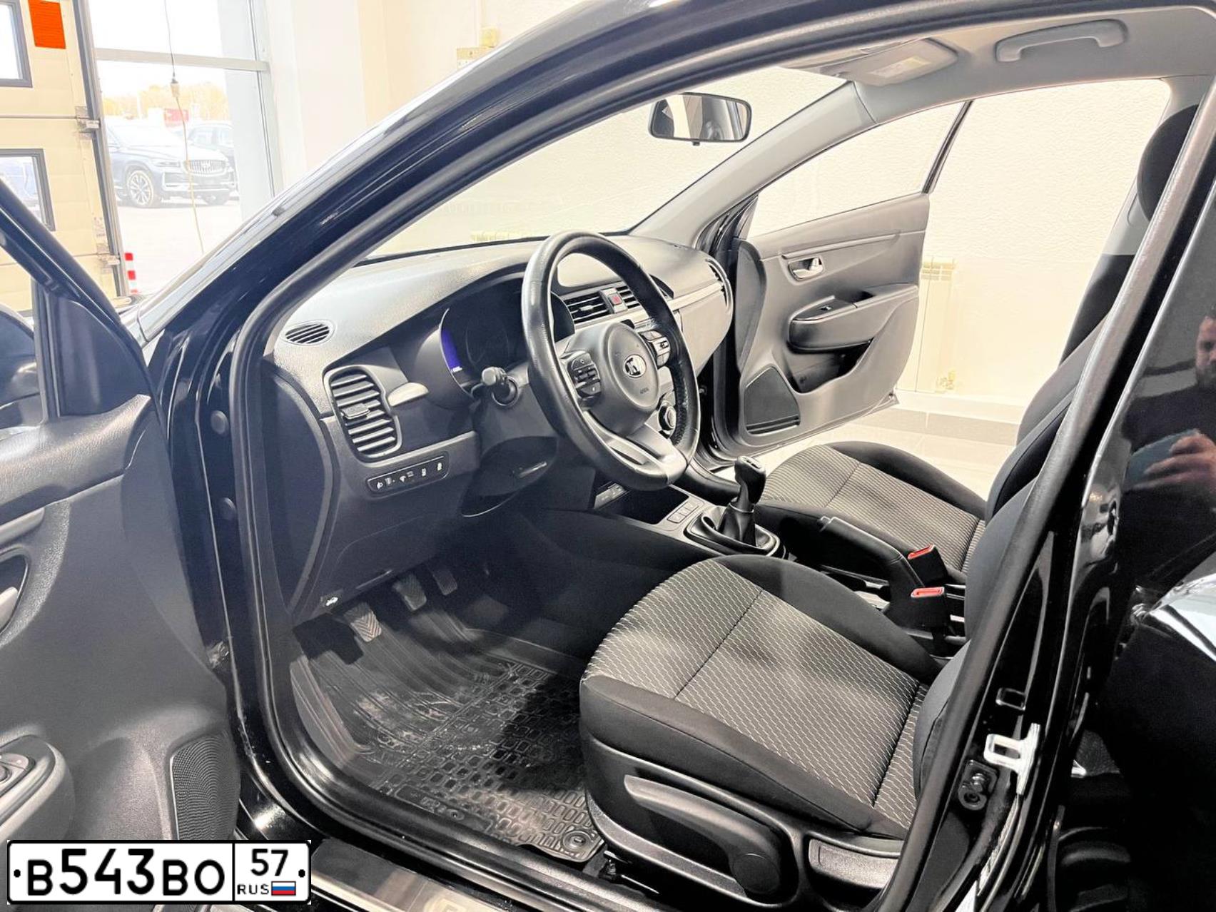 Фото автомобиля KIA RIO, 2018 — госномер В543ВО57. Цвет: ЧЕРНЫЙ