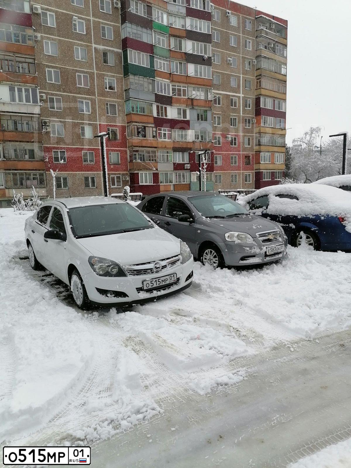 Фото автомобиля OPEL ASTRA, 2012 — госномер О515МР01. Цвет: Белый