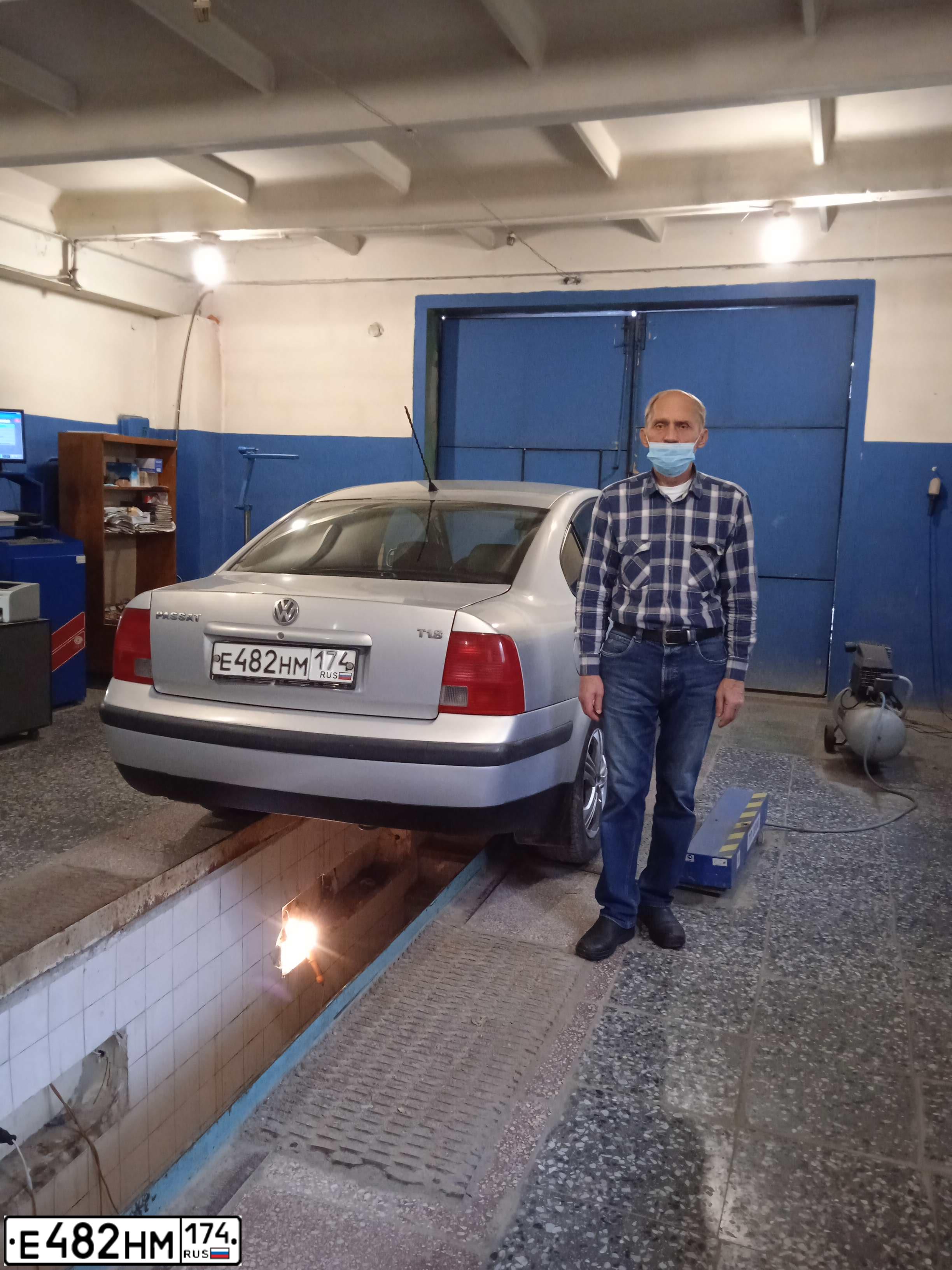 Фото автомобиля VOLKSWAGEN PASSAT, 1998 — госномер Е482НМ174. Цвет: СЕРЫЙ