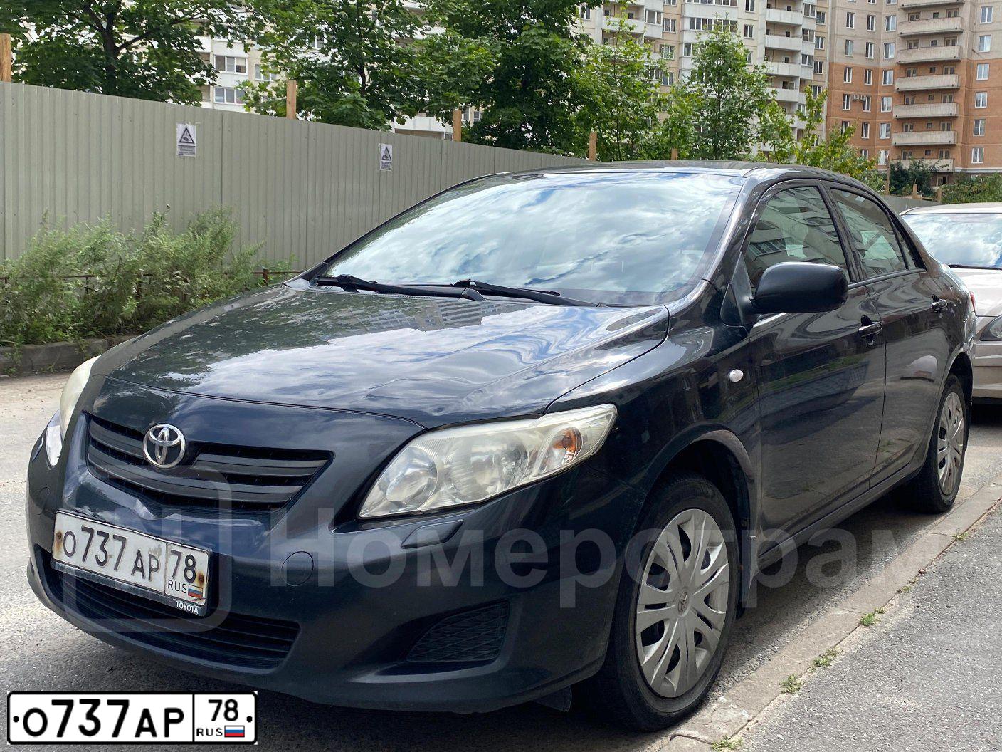 Фото автомобиля TOYOTA COROLLA, 2004 — госномер О737АР78. Цвет: Серебристый