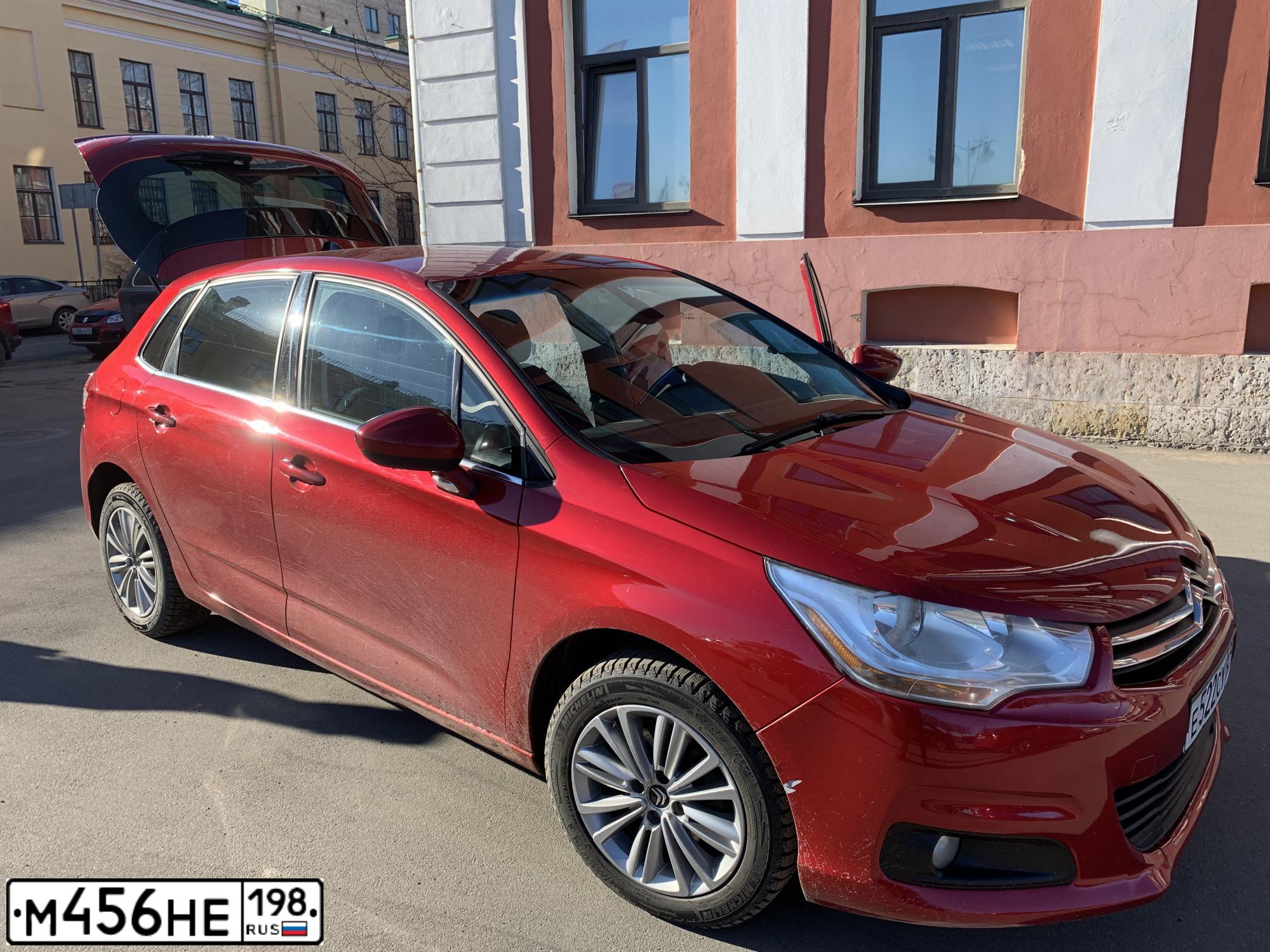 Фото автомобиля CITROEN C4, 2012 — госномер М456НЕ198. Цвет: Красный