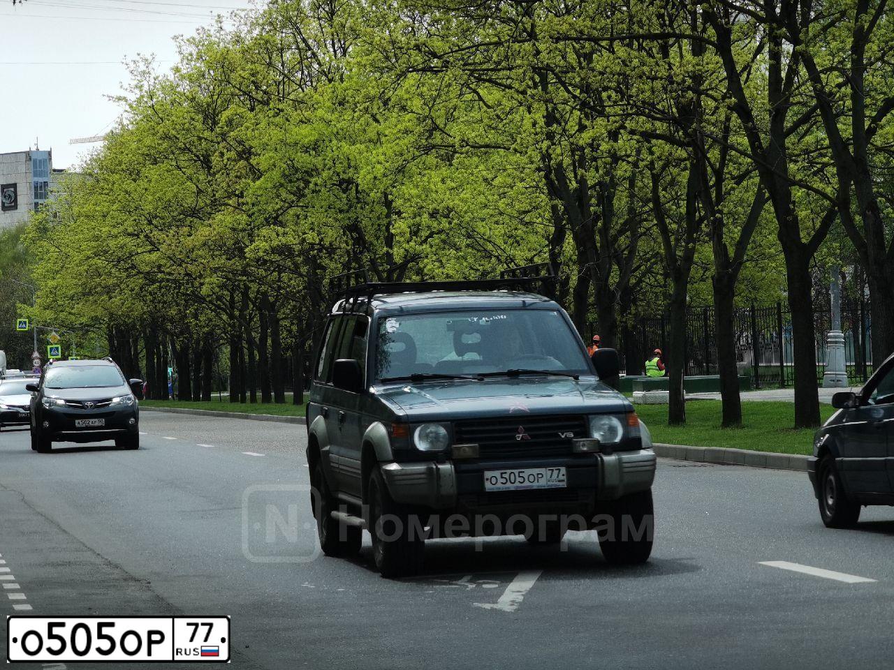 Фото автомобиля MITSUBISHI PAJERO, 1996 — госномер О505ОР77. Цвет: ТЕМНО-ЗЕЛЕНЫЙ