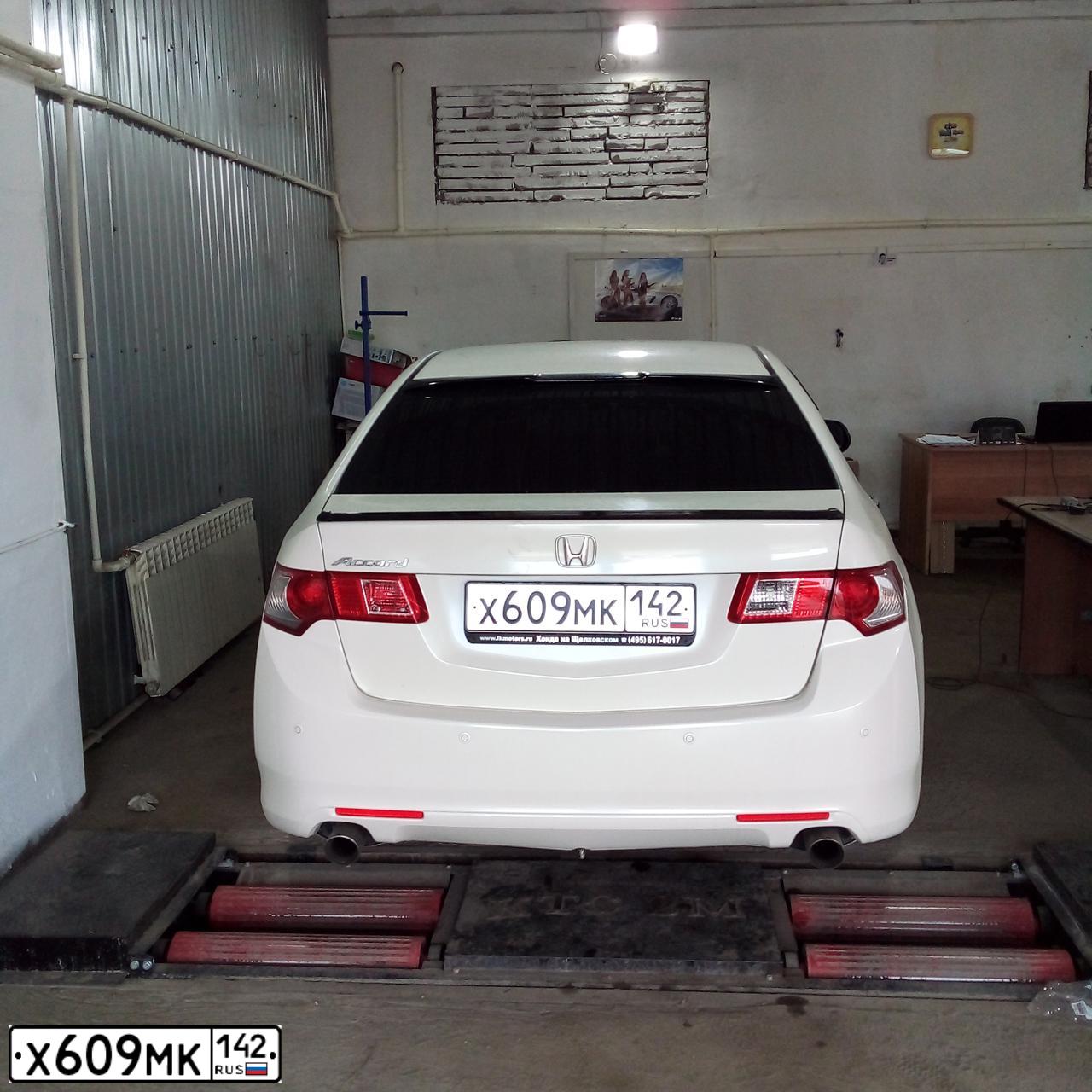 Фото автомобиля HONDA ACCORD, 2008 — госномер О413СА154. Цвет: Белый