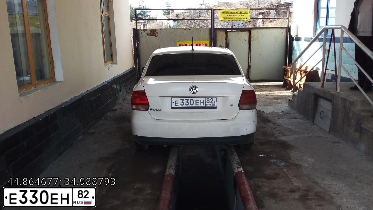 Фото автомобиля VOLKSWAGEN POLO, 2013 — госномер Е330ЕН82. Цвет: Белый