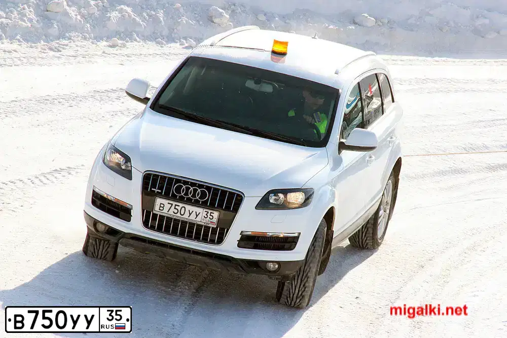 Фото автомобиля AUDI Q7, 2009 — госномер М873АН35. Цвет: Белый