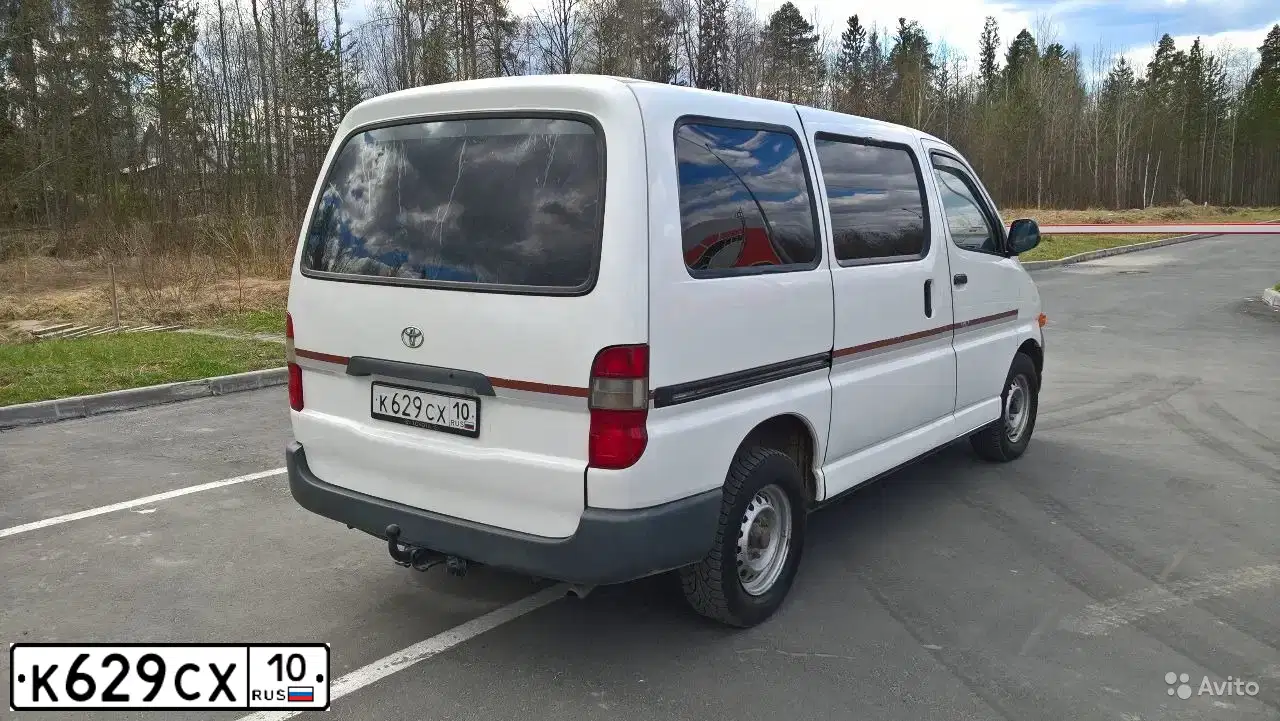Фото автомобиля TOYOTA HIACE, 2000 — госномер К629СХ10. Цвет: Белый