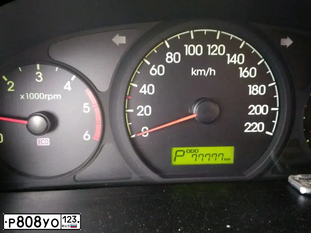 Фото автомобиля HYUNDAI GRAND STAREX, 2010 — госномер Р808УО123. Цвет: Серый
