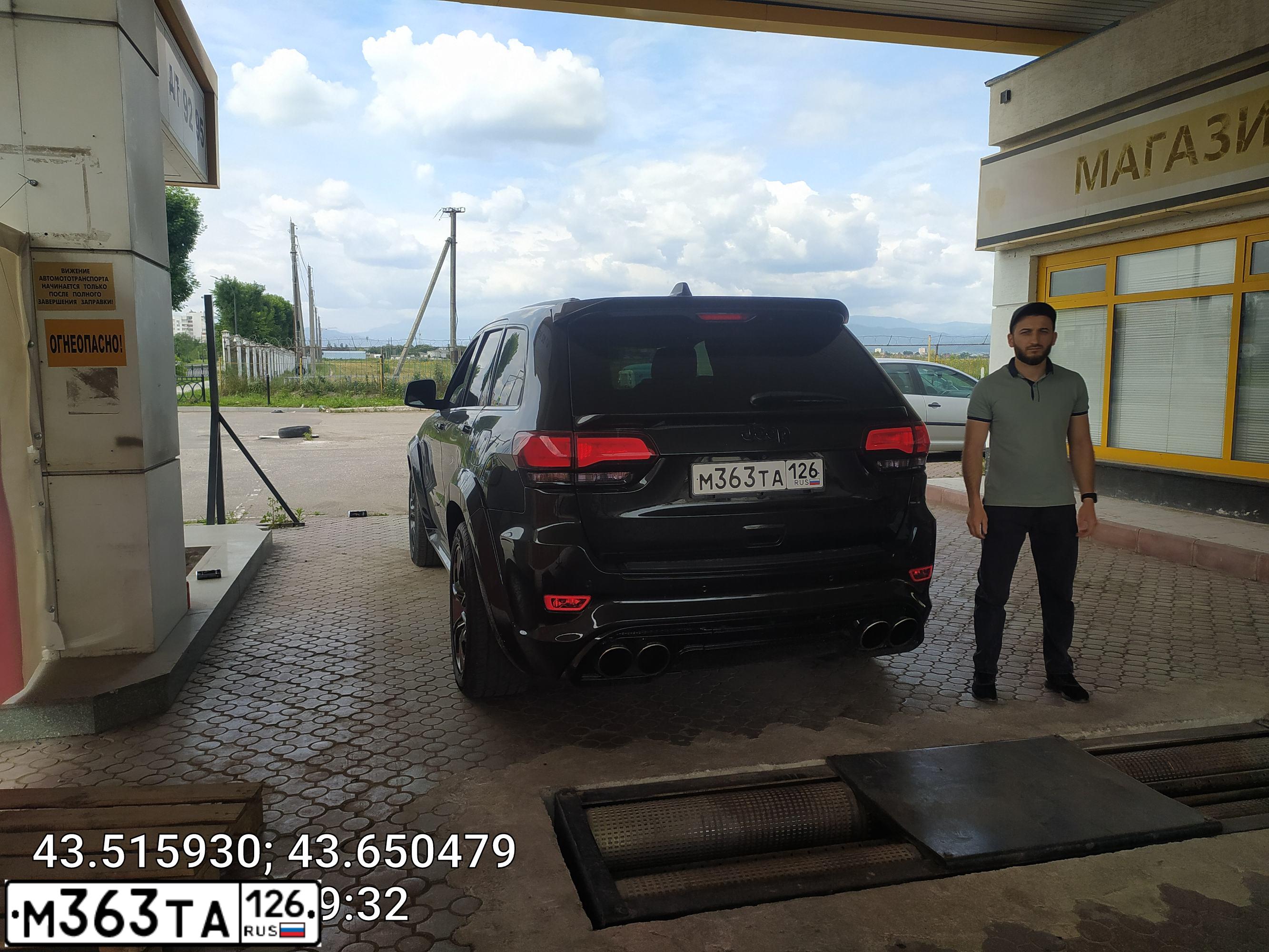 Фото автомобиля JEEP GRAND CHEROKEE, 2013 — госномер М363ТА126. Цвет: ЧЕРНЫЙ