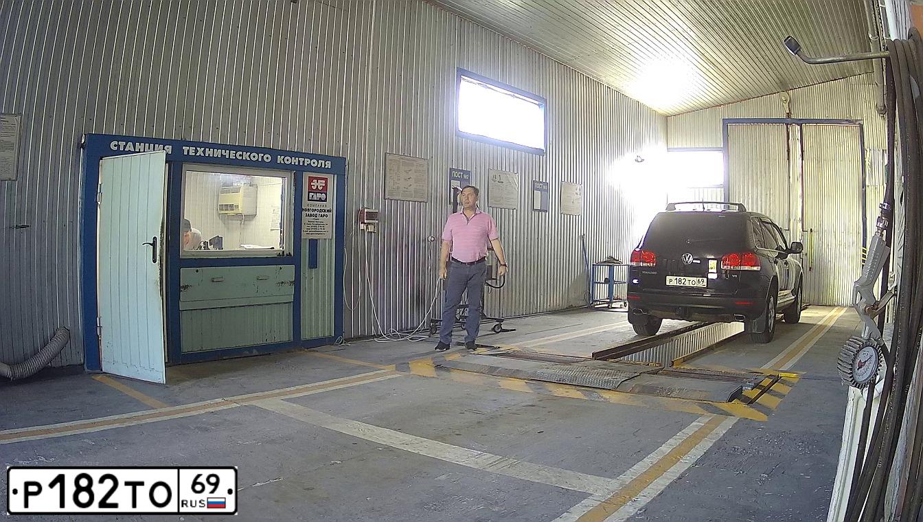 Фото автомобиля VOLKSWAGEN TOUAREG, 2005 — госномер В888АХ58. Цвет: ЧЕРНЫЙ