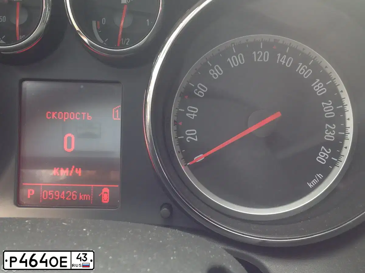 Фото автомобиля OPEL ASTRA, 2012 — госномер Р464ОЕ43. Цвет: БЕЛЫЙ