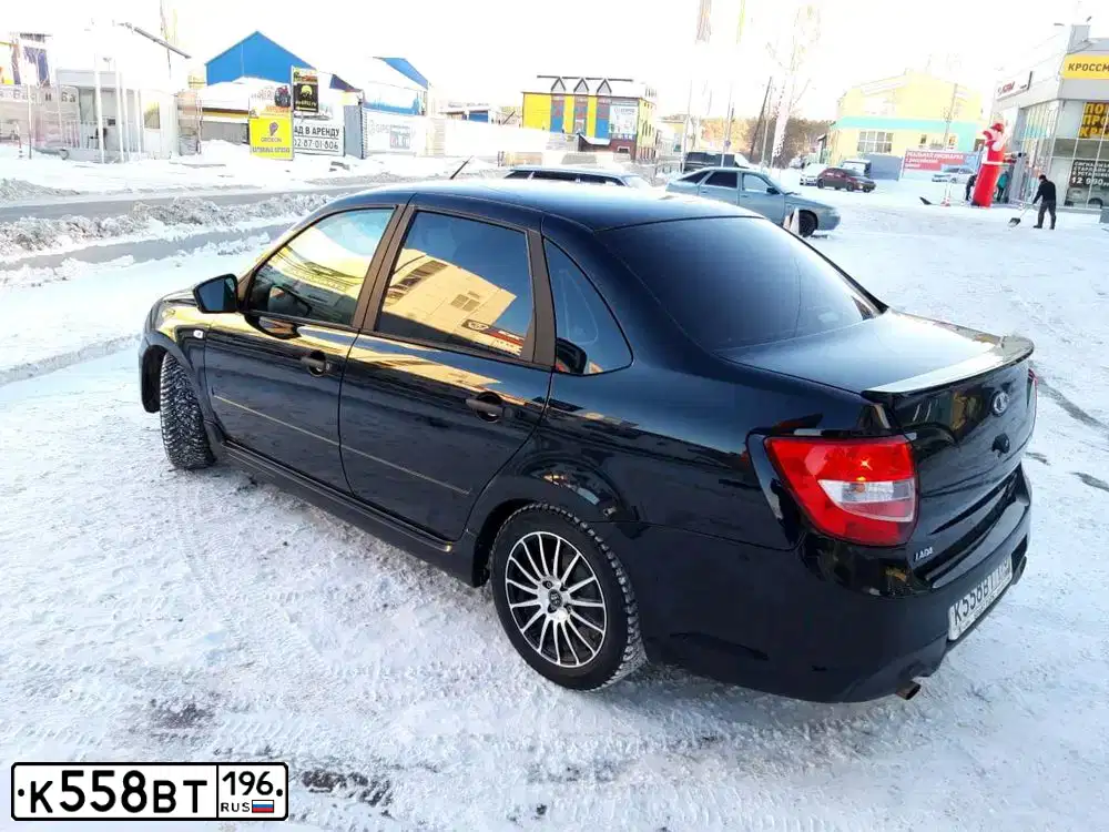Фото автомобиля LADA 2190 GRANTA, 2018 — госномер К558ВТ196. Цвет: ЧЕРНЫЙ