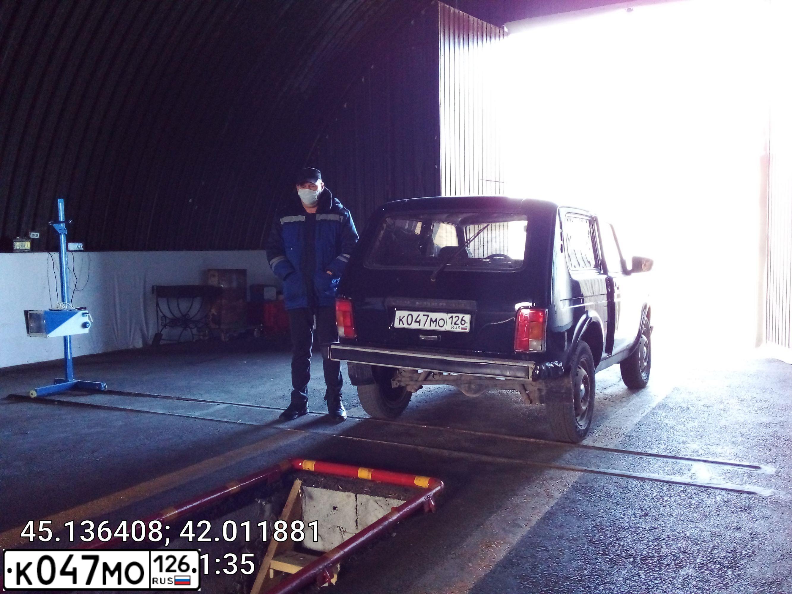 Фото автомобиля LADA 2121 NIVA, 2000 — госномер Р007МН26. Цвет: ЧЕРНЫЙ