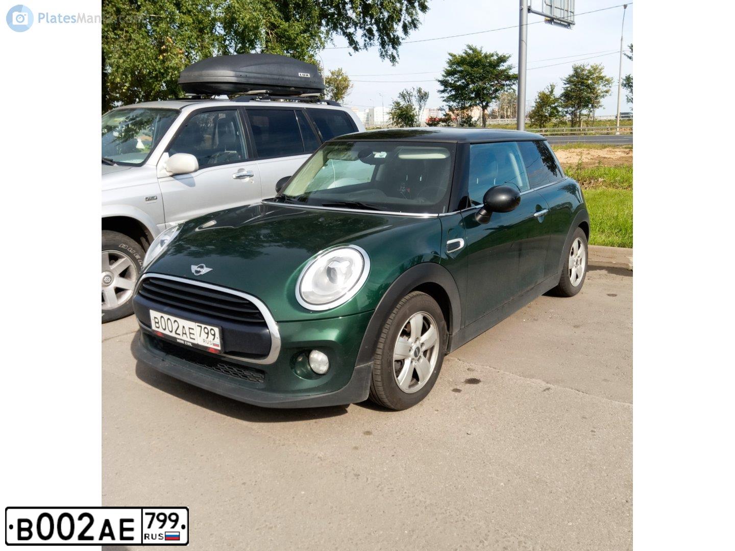 Фото автомобиля MINI МИНИ КУПЕР, 2017 — госномер В002АЕ799. Цвет: ТЕМНО-ЗЕЛЕНЫЙ