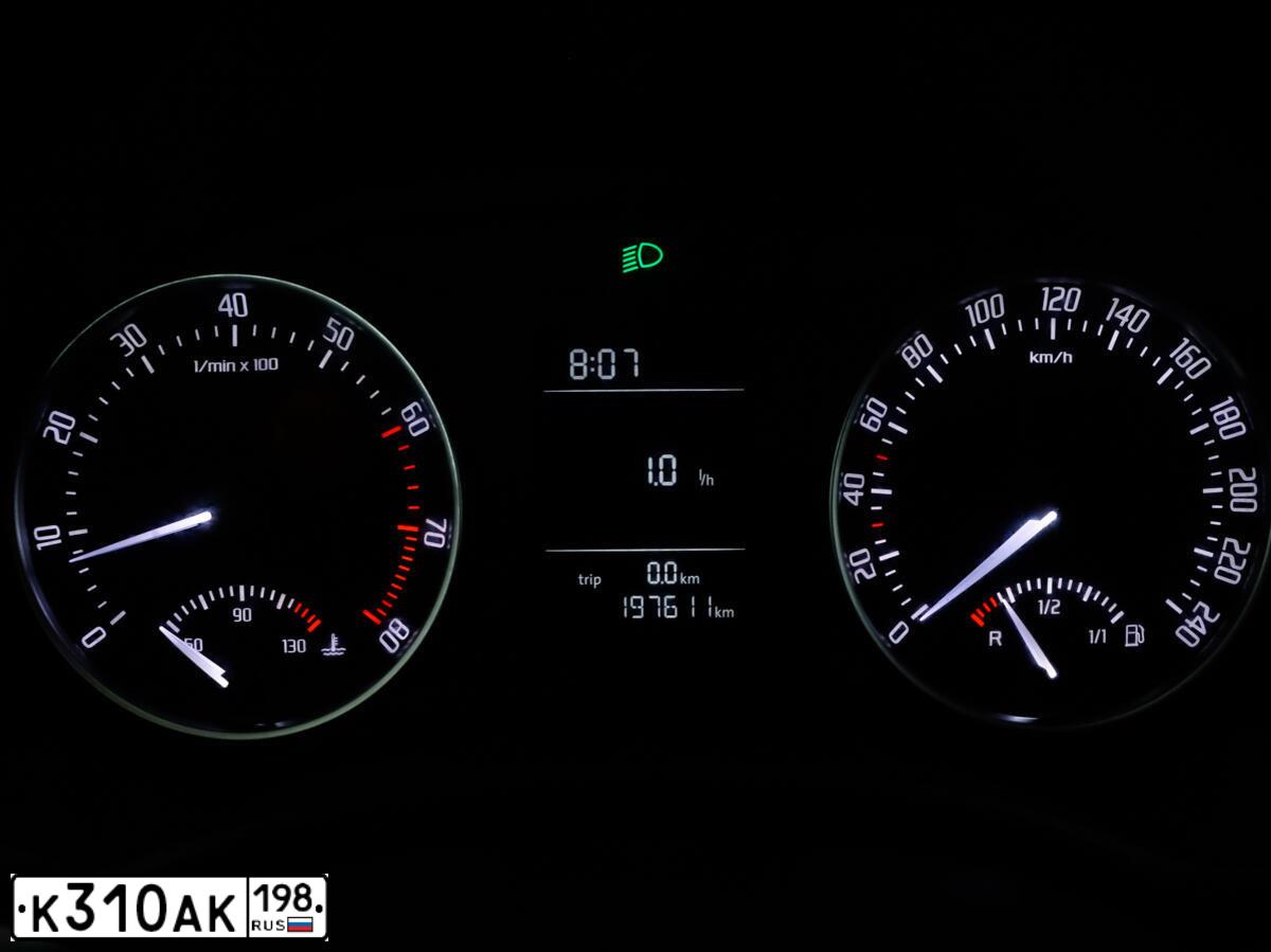 Фото автомобиля SKODA OCTAVIA, 2012 — госномер К574СА53. Цвет: Серебристый