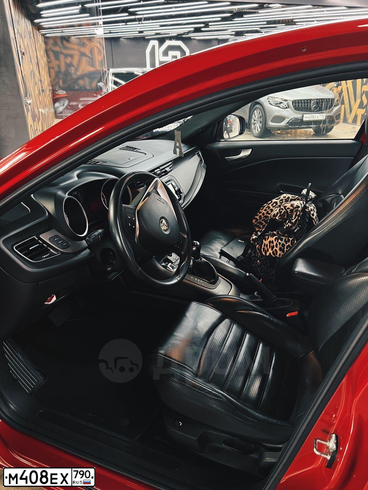 Фото автомобиля MERCEDES-BENZ GLC 250 4 MATIC, 2019 — госномер М009ЕК702. Цвет: Синий