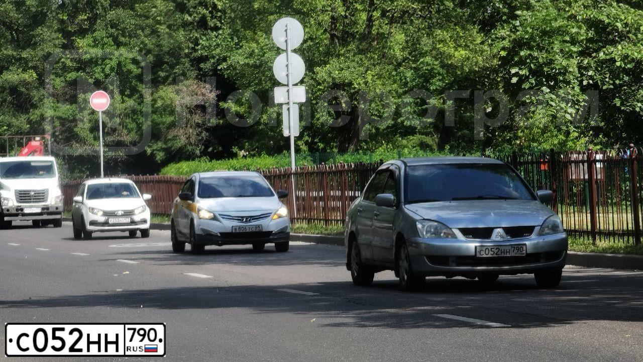 Фото автомобиля MITSUBISHI LANCER, 2005 — госномер С052НН790. Цвет: СЕРЫЙ МЕТАЛЛИК