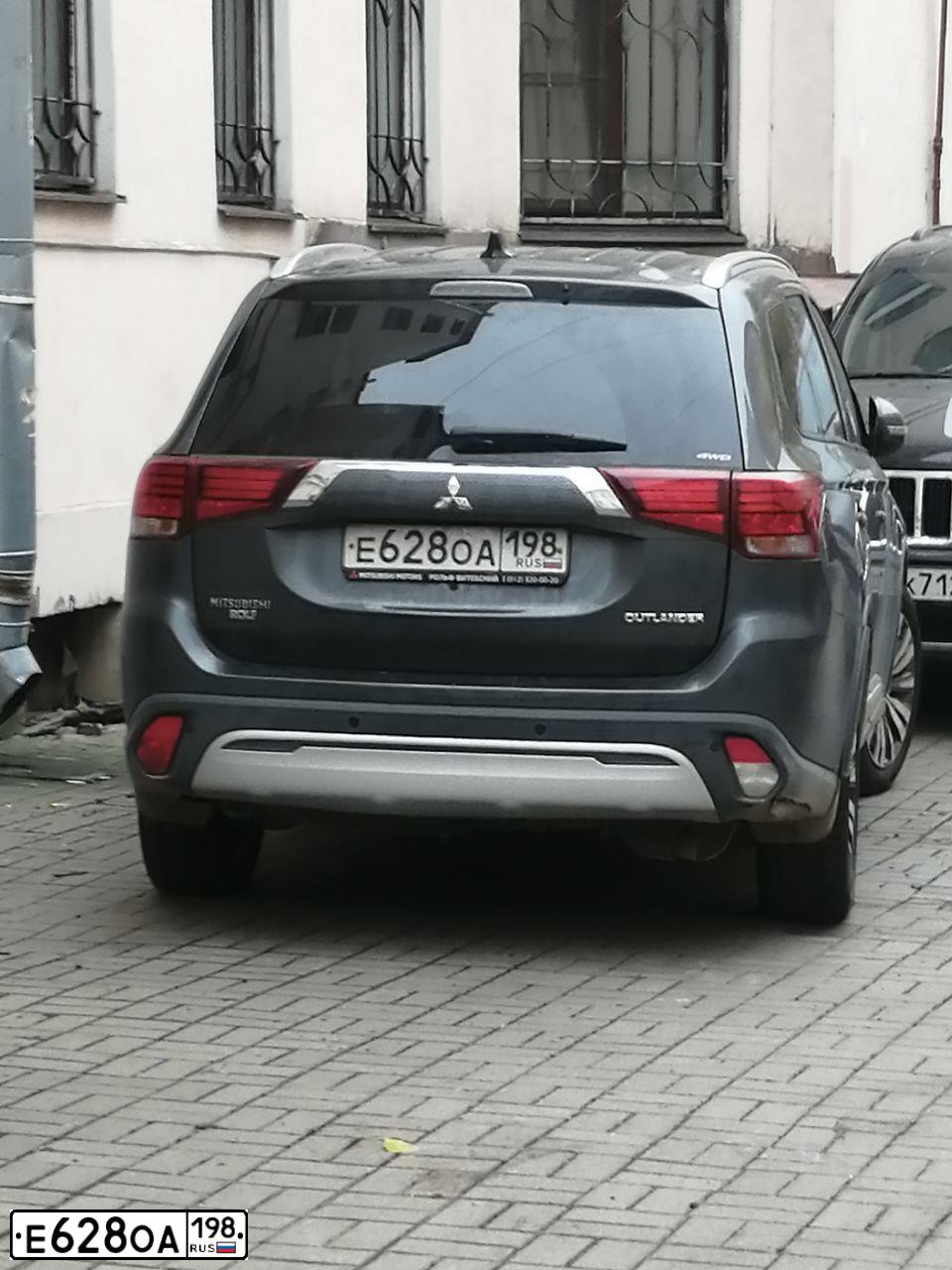 Фото автомобиля MITSUBISHI OUTLANDER, 2019 — госномер Е628ОА198. Цвет: СЕРЫЙ