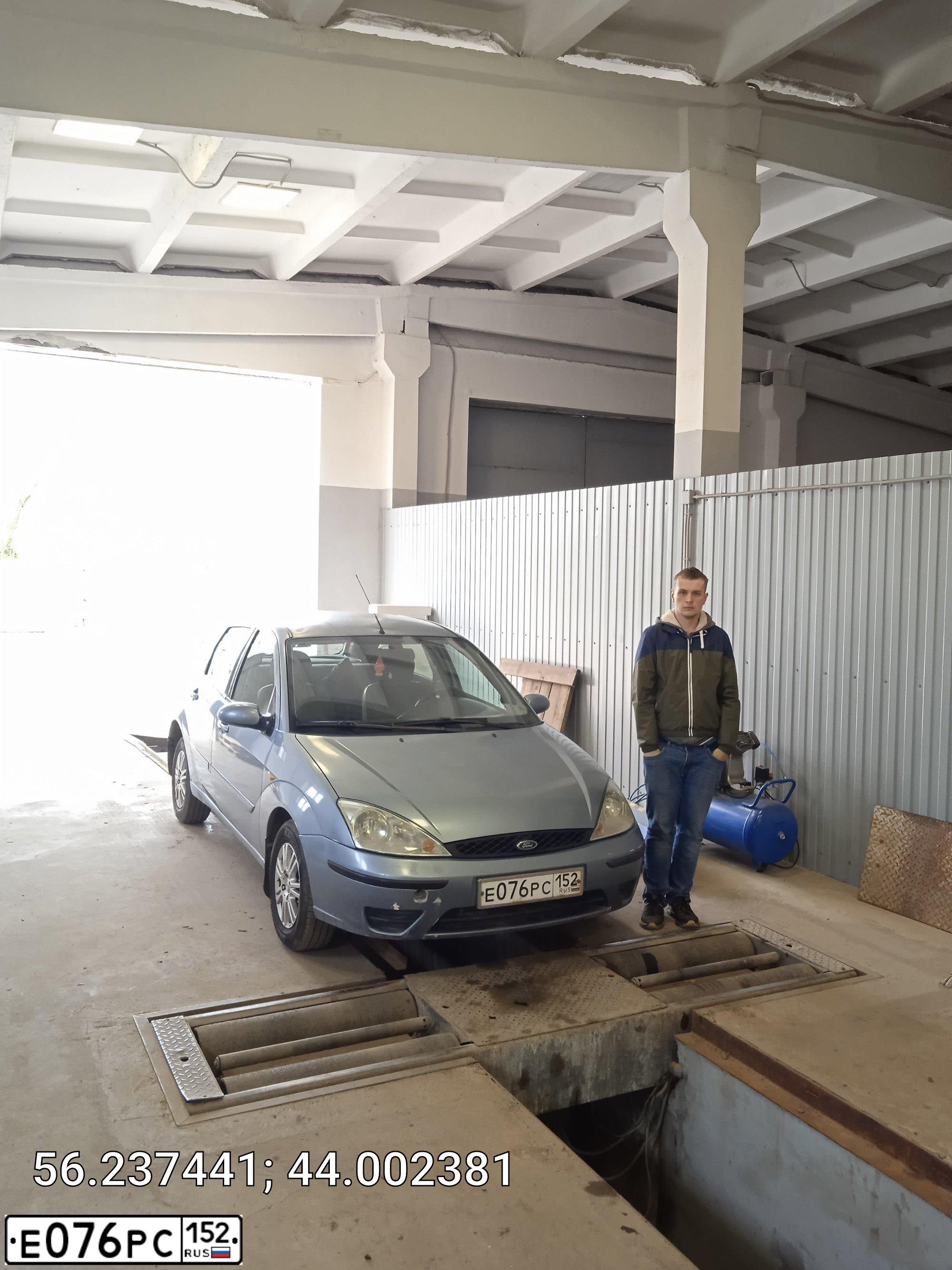 Фото автомобиля FORD FOCUS, 2005 — госномер Е076РС152. Цвет: Светло-Серо-Голубой