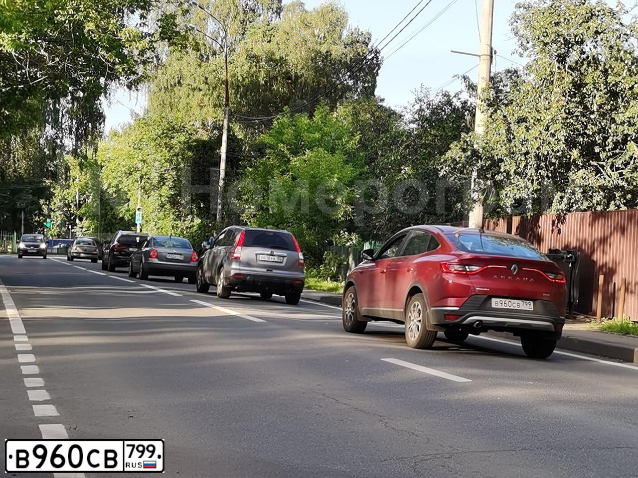 Фото автомобиля RENAULT ARKANA, 2019 — госномер В960СВ799. Цвет: Красный