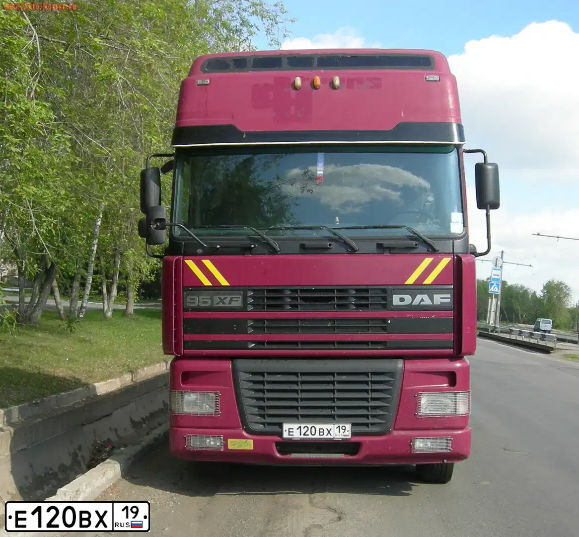 Фото автомобиля DAF XF 95 FT /4X2/, 2002 — госномер Е120ВХ19. Цвет: СИРЕНЕВЫЙ