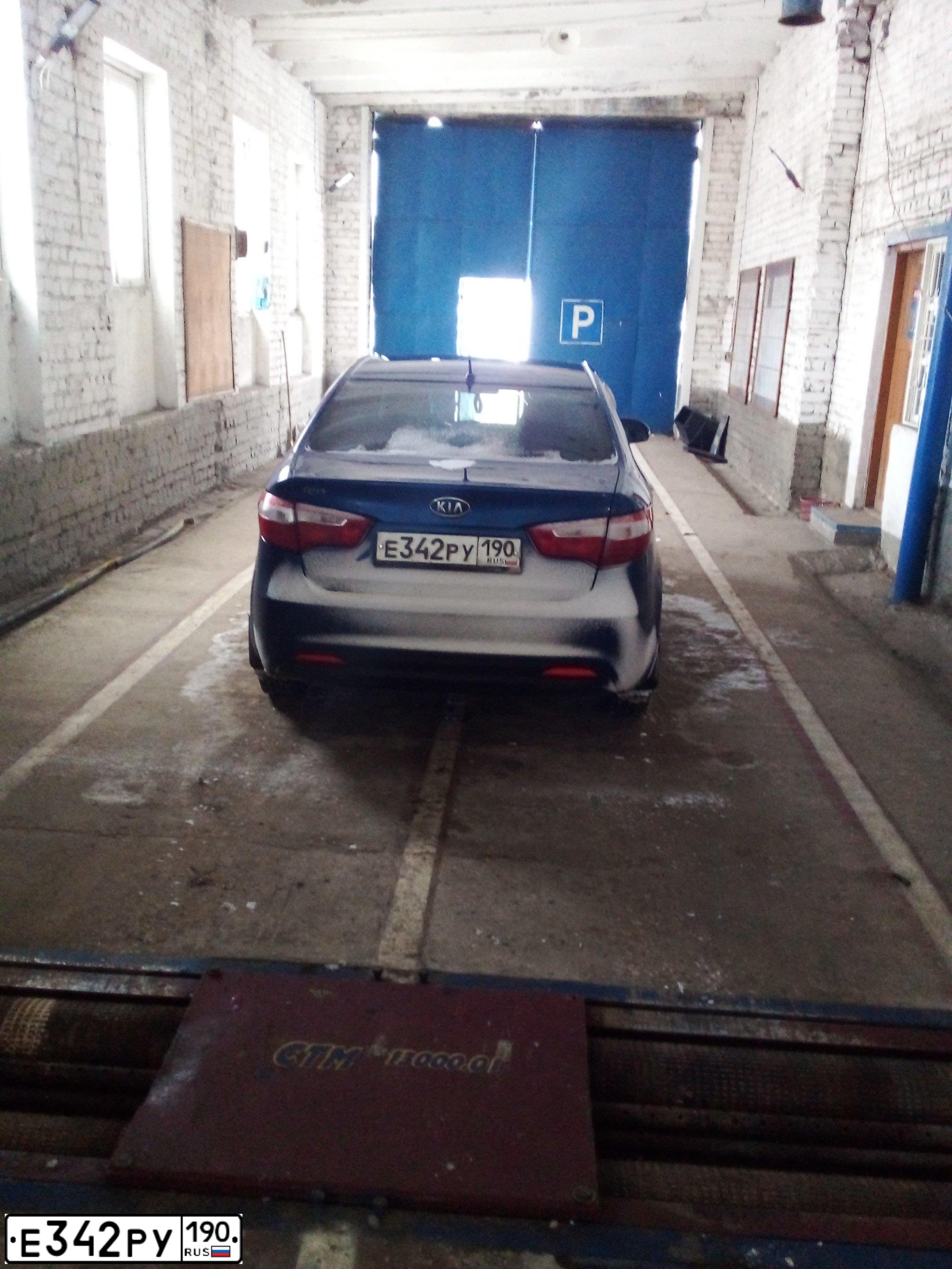 Фото автомобиля KIA RIO, 2012 — госномер Е342РУ190. Цвет: синий