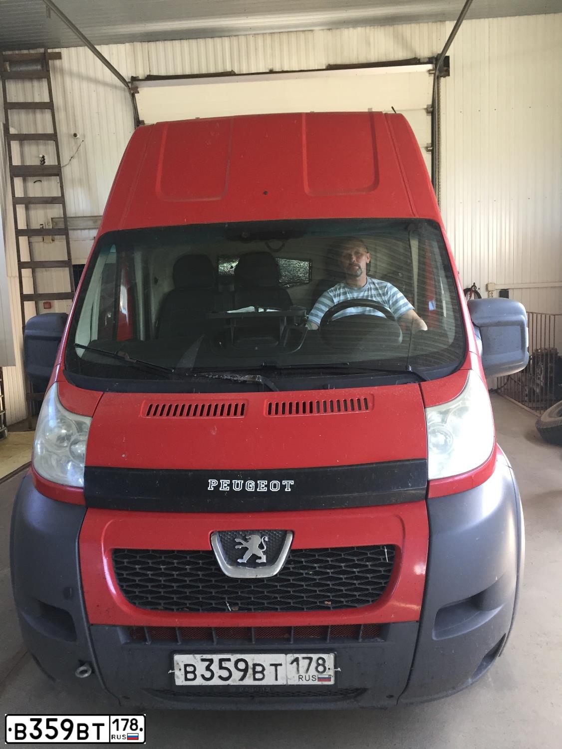 Фото автомобиля PEUGEOT BOXER, 2011 — госномер Е829АТ147. Цвет: ЯРКО-КРАСНЫЙ
