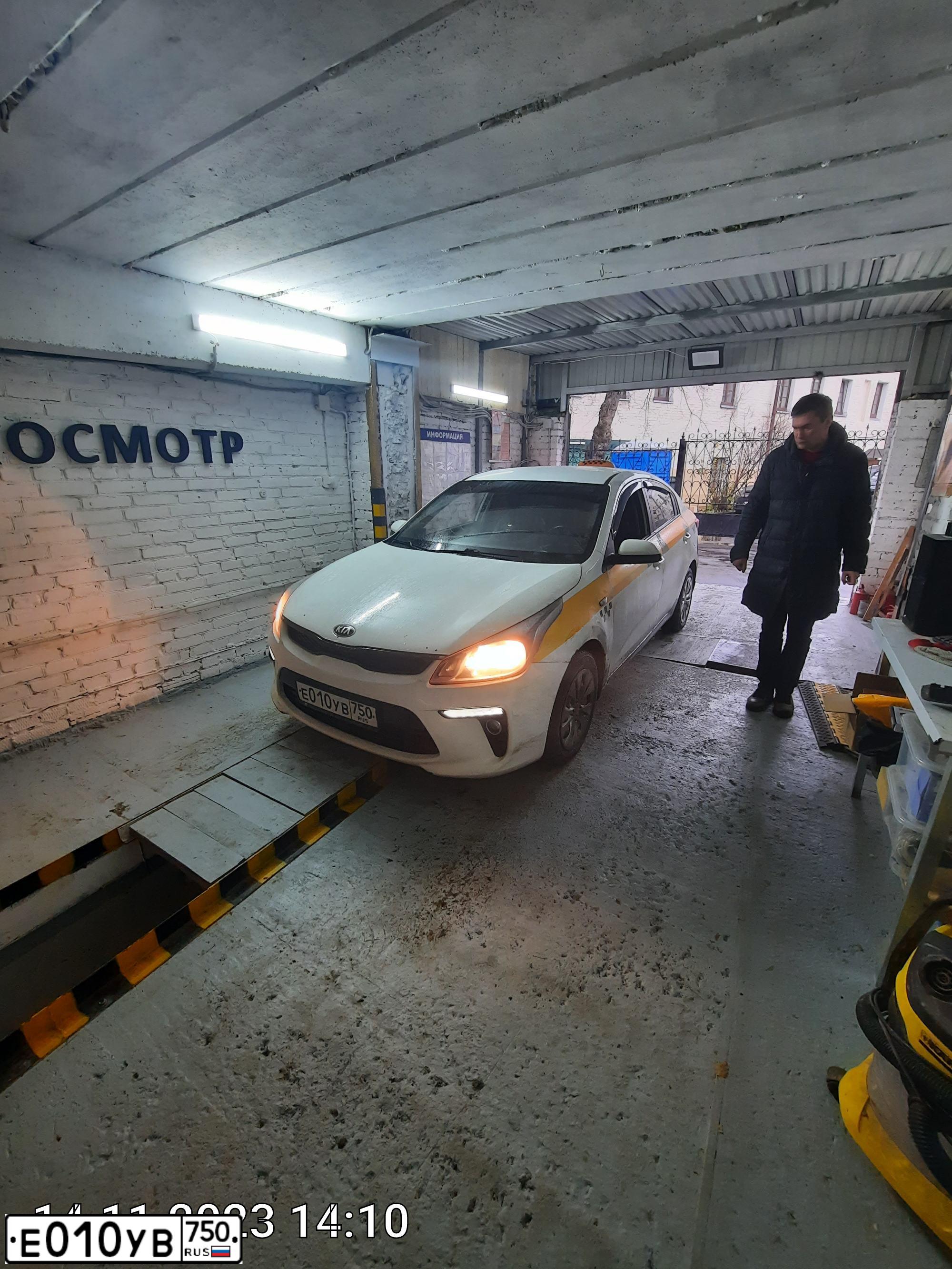 Фото автомобиля KIA RIO, 2018 — госномер Е010УВ750. Цвет: БЕЛЫЙ ЖЕЛТЫЙ СЕРЫЙ