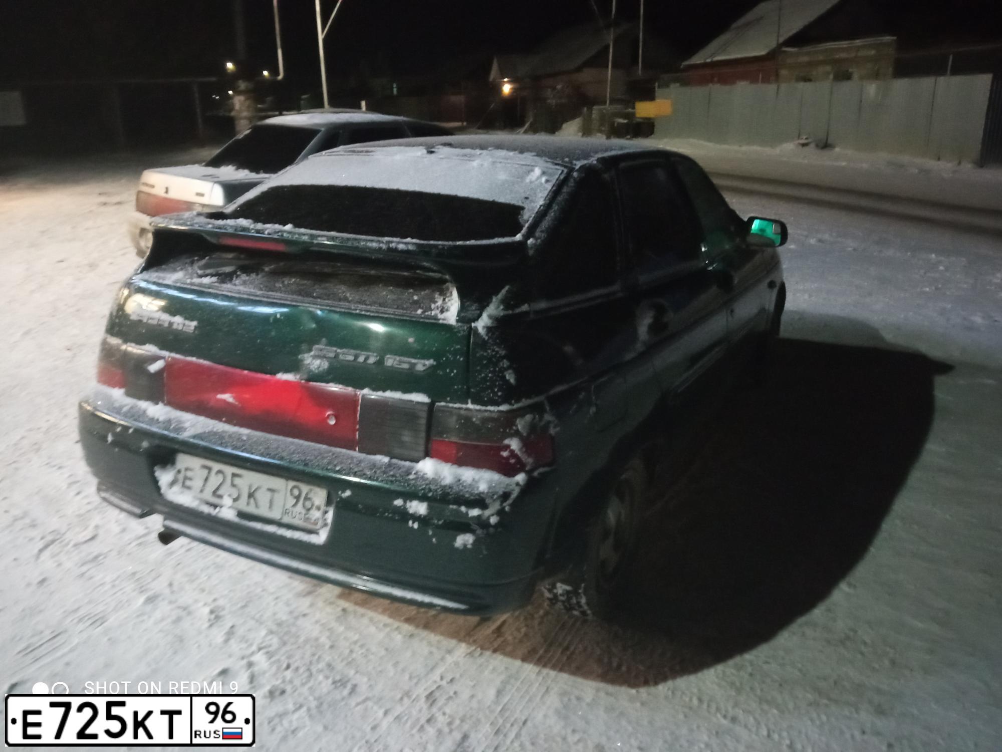Фото автомобиля LADA 2112, 2004 — госномер Е725КТ96. Цвет: ТЕМНО-ЗЕЛЕНЫЙ
