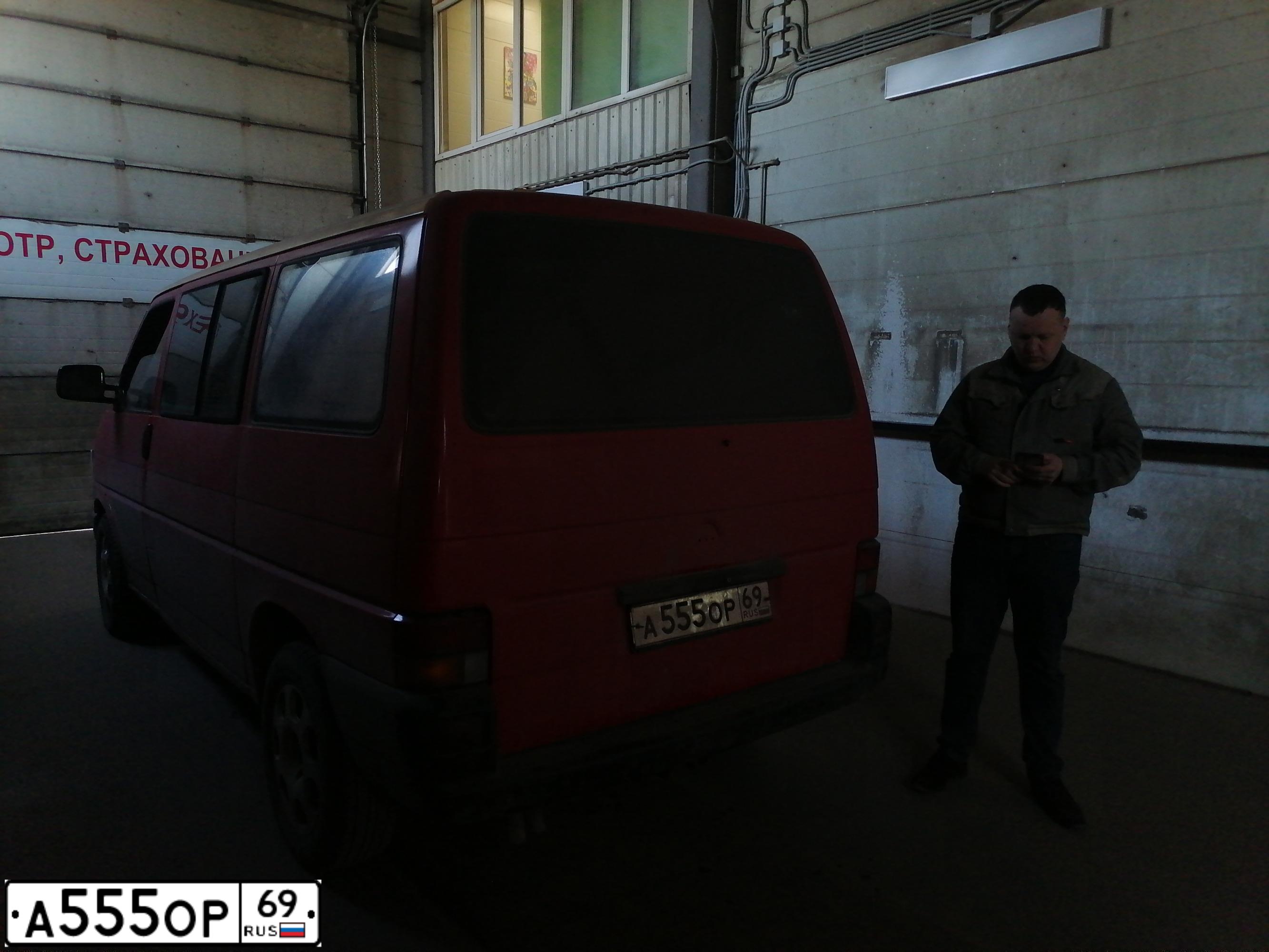 Фото автомобиля VOLKSWAGEN TRANSPORTER, 1997. Цвет: Красный