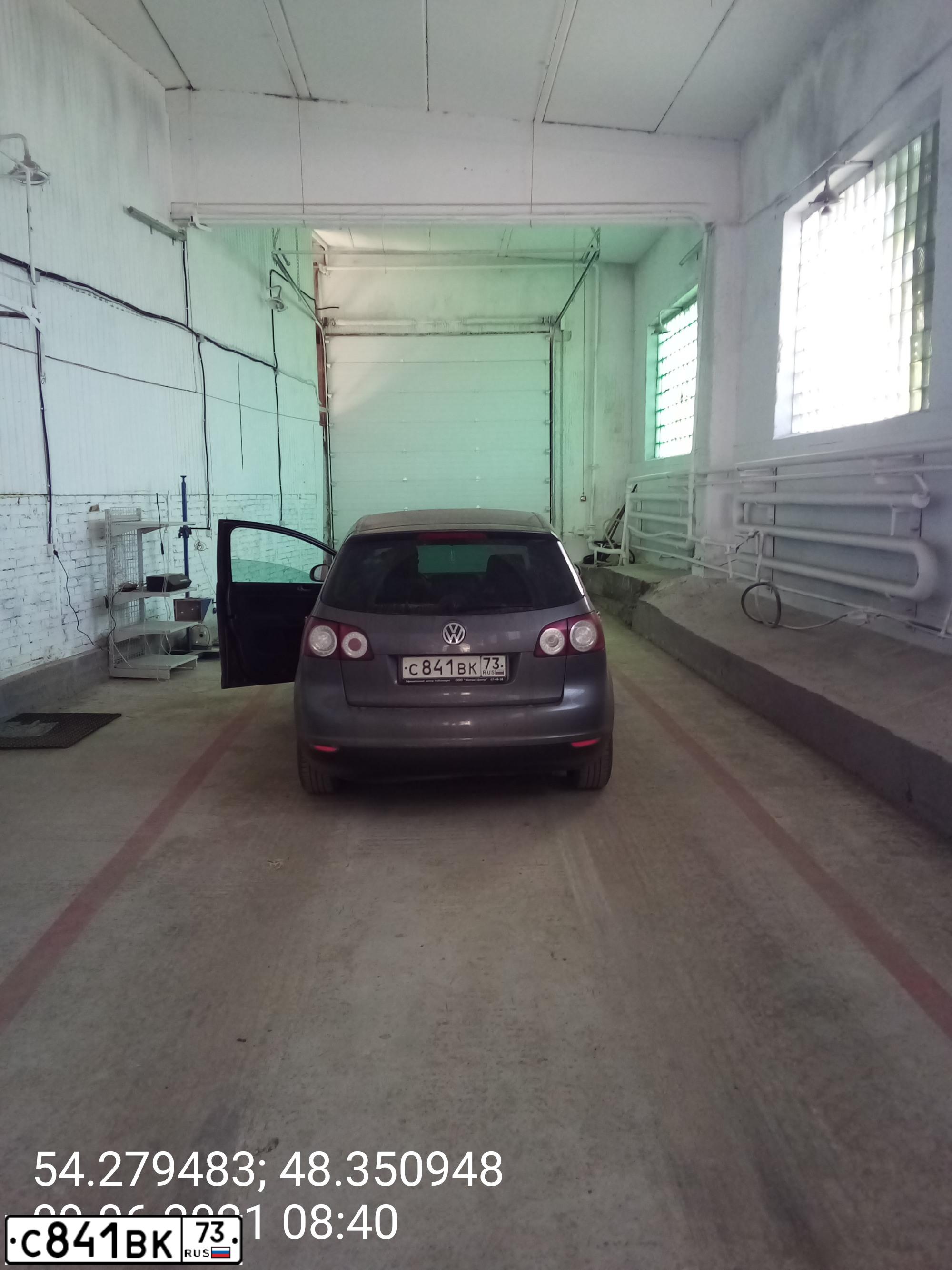 Фото автомобиля VOLKSWAGEN GOLF PLUS, 2005 — госномер С841ВК73. Цвет: СЕРЫЙ