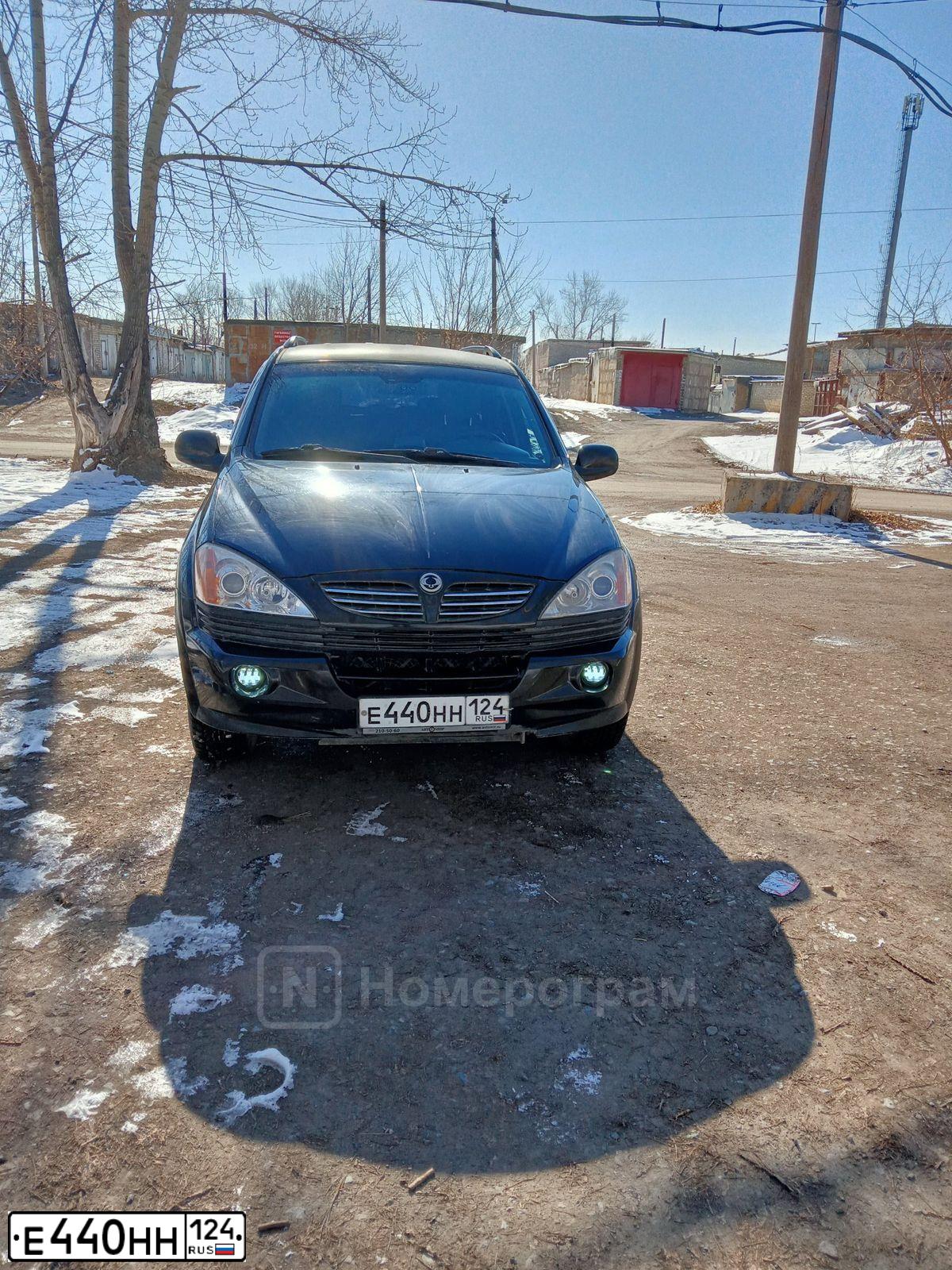 Фото автомобиля SSANGYONG KYRON, 2007 — госномер Е440НН124. Цвет: ЧЕРНЫЙ МЕТАЛЛИК