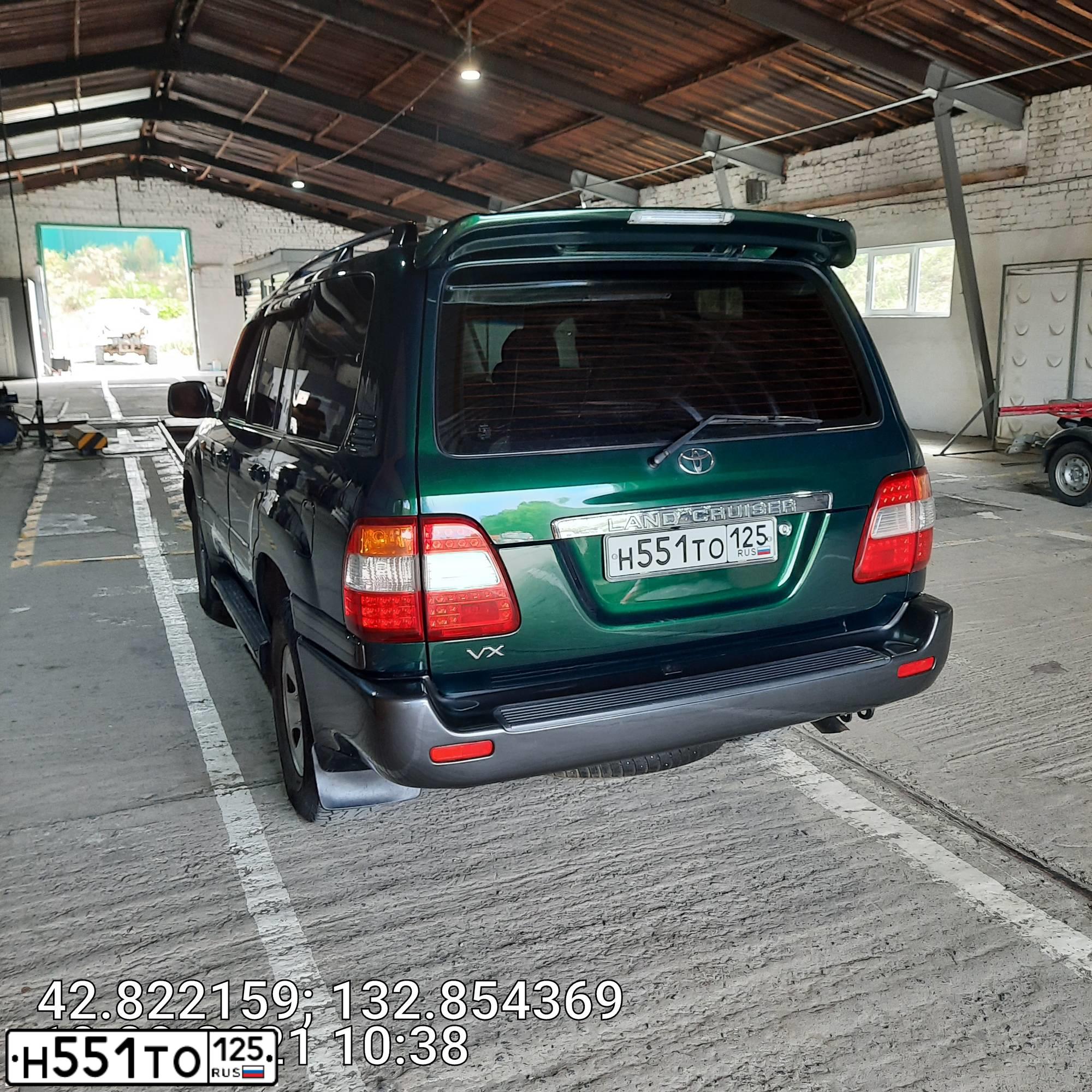 Фото автомобиля TOYOTA LAND CRUISER 100, 2006 — госномер М815ММ25. Цвет: ТЕМНО - ЗЕЛЕНЫЙ